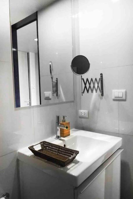 Stylish 1 Bedroom, Nice Pool,Bts Asok, Sukhumvit Bangkok Exterior photo